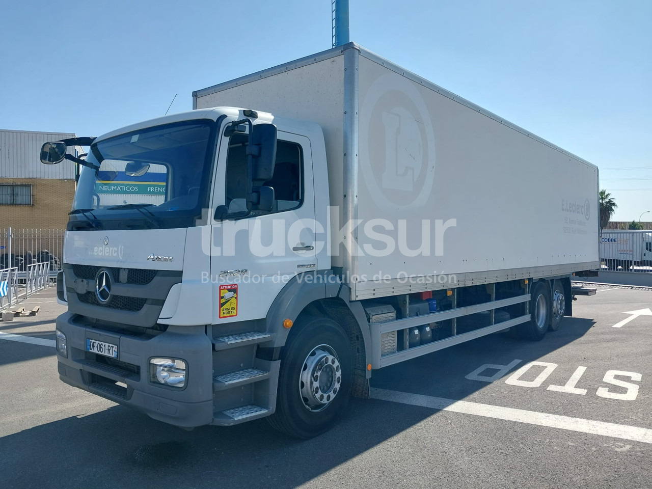 Грузовик с закрытым кузовом MERCEDES AXOR 2529 ejes 6x2*4: фото 1