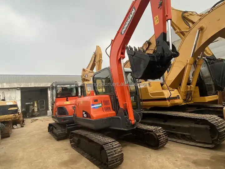 Гусеничный экскаватор High Quality and Low price Used Doosan Dx60 Wheeled Excavator In Good Condition 6-ton Mini 6t Excavator for sale: фото 6