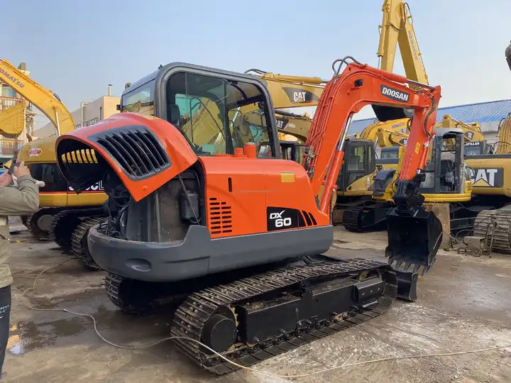 Гусеничный экскаватор High Quality and Low price Used Doosan Dx60 Wheeled Excavator In Good Condition 6-ton Mini 6t Excavator for sale: фото 7